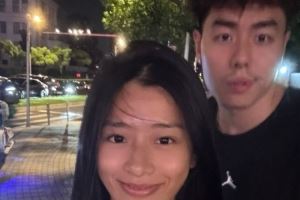 钻戒闪闪发亮！李添荣爱人更新社媒 晒出多张近照